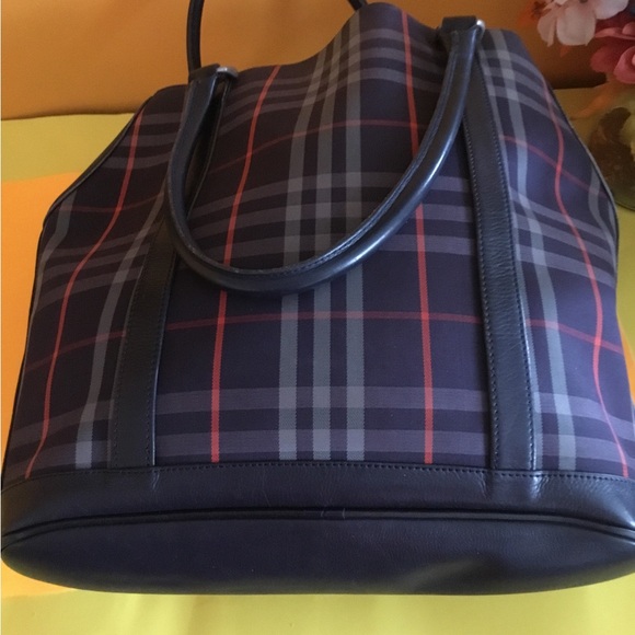 Burberry shoulder bag in excellent use condition 14x14 - Picture 4 of 11